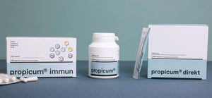 Produktfamilie von propicum (Kapseln, propicum immun & propicum direkt) von blauem Hintergrund