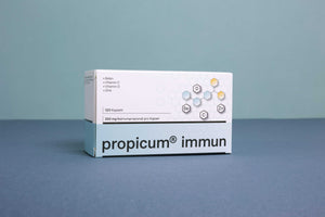 Verpackung propicum immun auf blauem Hintergrund