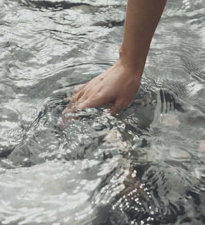 Hand im Wasser
