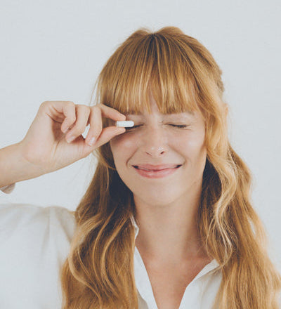 Frau mit Kapsel am Auge.