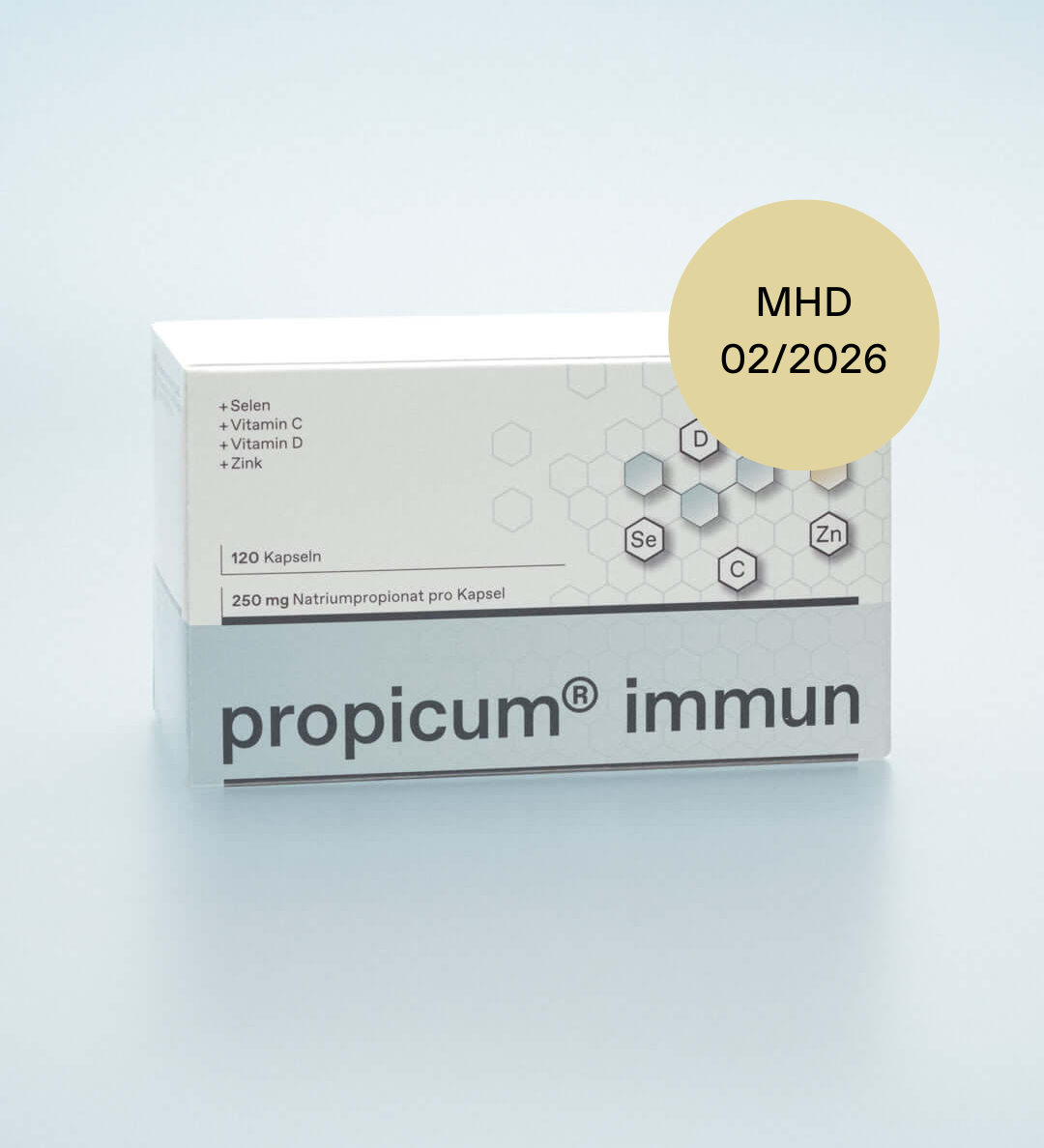 Schachtel der Nahrungsergänzungsmarke propicum® immun mit stilisierter Molekülstruktur. Verpackung zeigt Inhaltsstoffe Selen, Vitamin C, Vitamin D, Zink und '250 mg Natriumpropionat pro Kapsel', enthält 120 Kapseln.