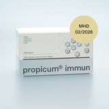 Schachtel der Nahrungsergänzungsmarke propicum® immun mit stilisierter Molekülstruktur. Verpackung zeigt Inhaltsstoffe Selen, Vitamin C, Vitamin D, Zink und '250 mg Natriumpropionat pro Kapsel', enthält 120 Kapseln.