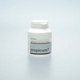 Weißer Behälter mit Schraubverschluss auf hellblauem Hintergrund. Etikett zeigt ‚propicum®‘ und ‚500 mg Natriumpropionat pro Kapsel‘. Schlichte, moderne Verpackung, die sich klar vom Hintergrund abhebt.