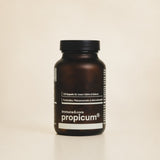 Dunkelbrauner Glasbehälter mit propicum immune & core steht vor beigem Hintergrund