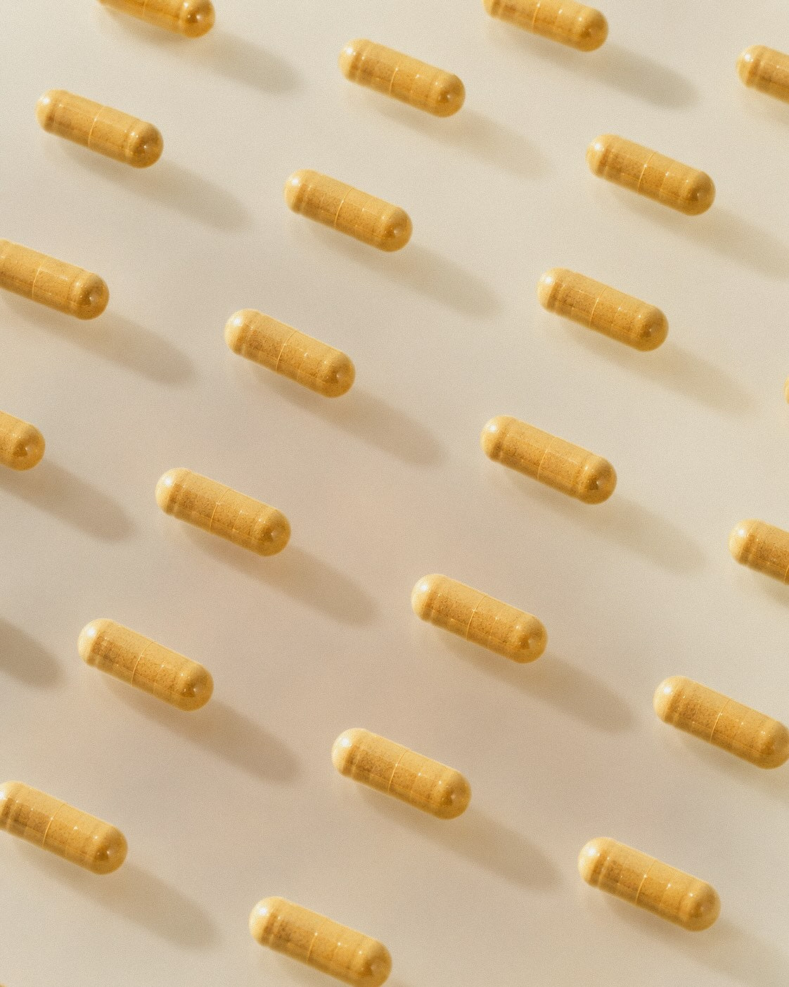Kurkumafarbene Kapsel im Flatlay auf beidem Hintergrund 